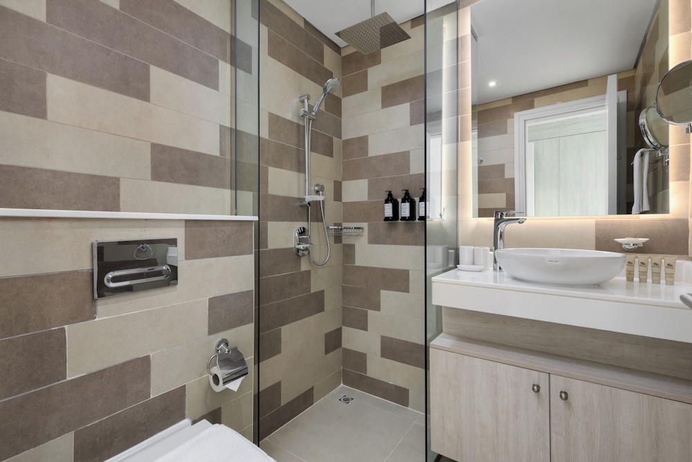 Maison Privee - Elegant Palm Retreat w/ Iconic Sea and Marina Vws