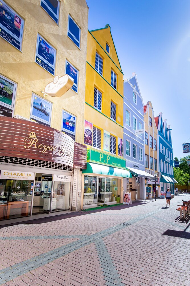 Hotel The Yellow Penthouse - Image 1