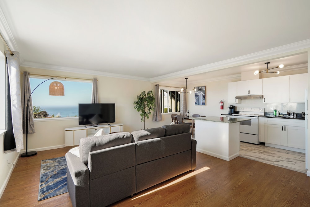 2BR Mountain Retreat with Private Deck