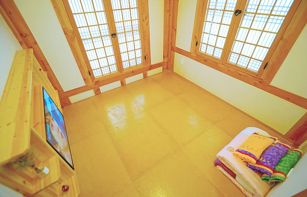 Lee Ga Hanok