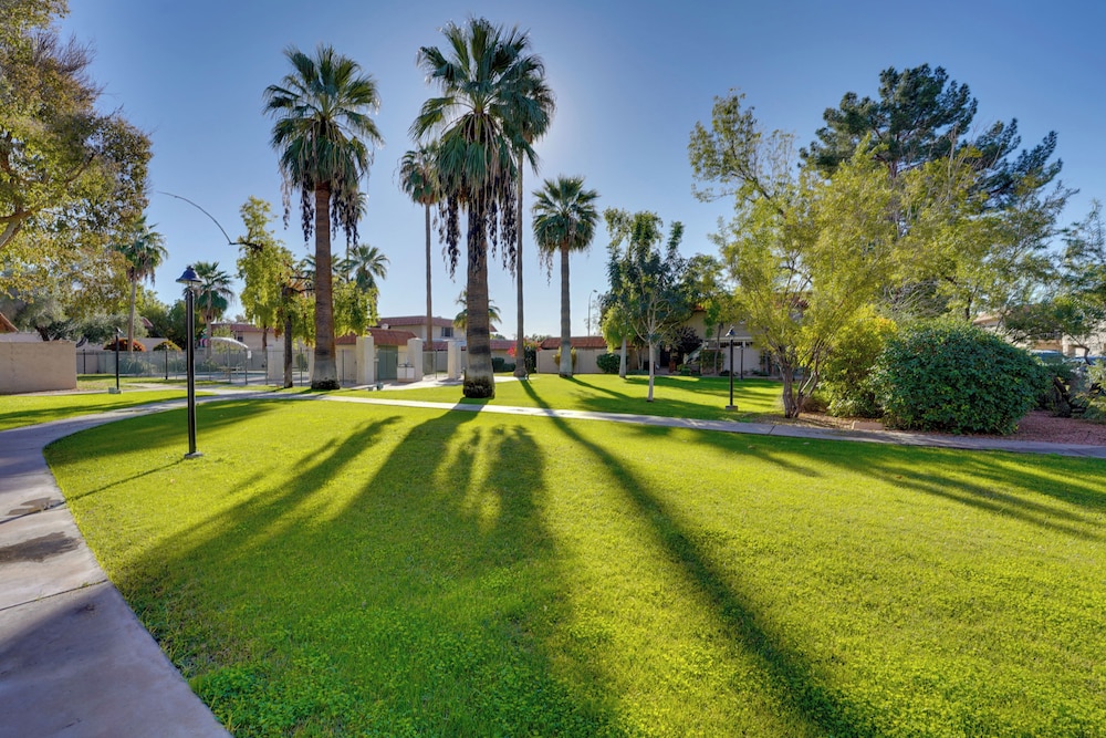 9 Mi to Downtown Tempe: Condo w/ Pool Access