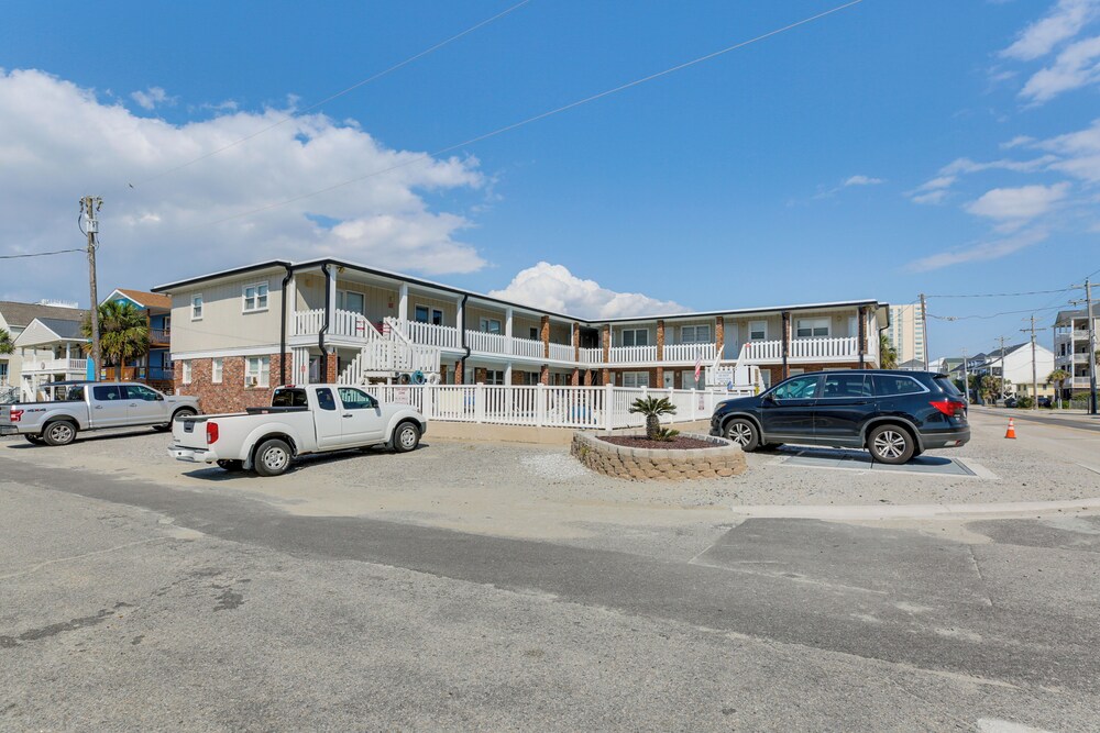 Walk to North Myrtle Beach: Studio w/ Pool Access!