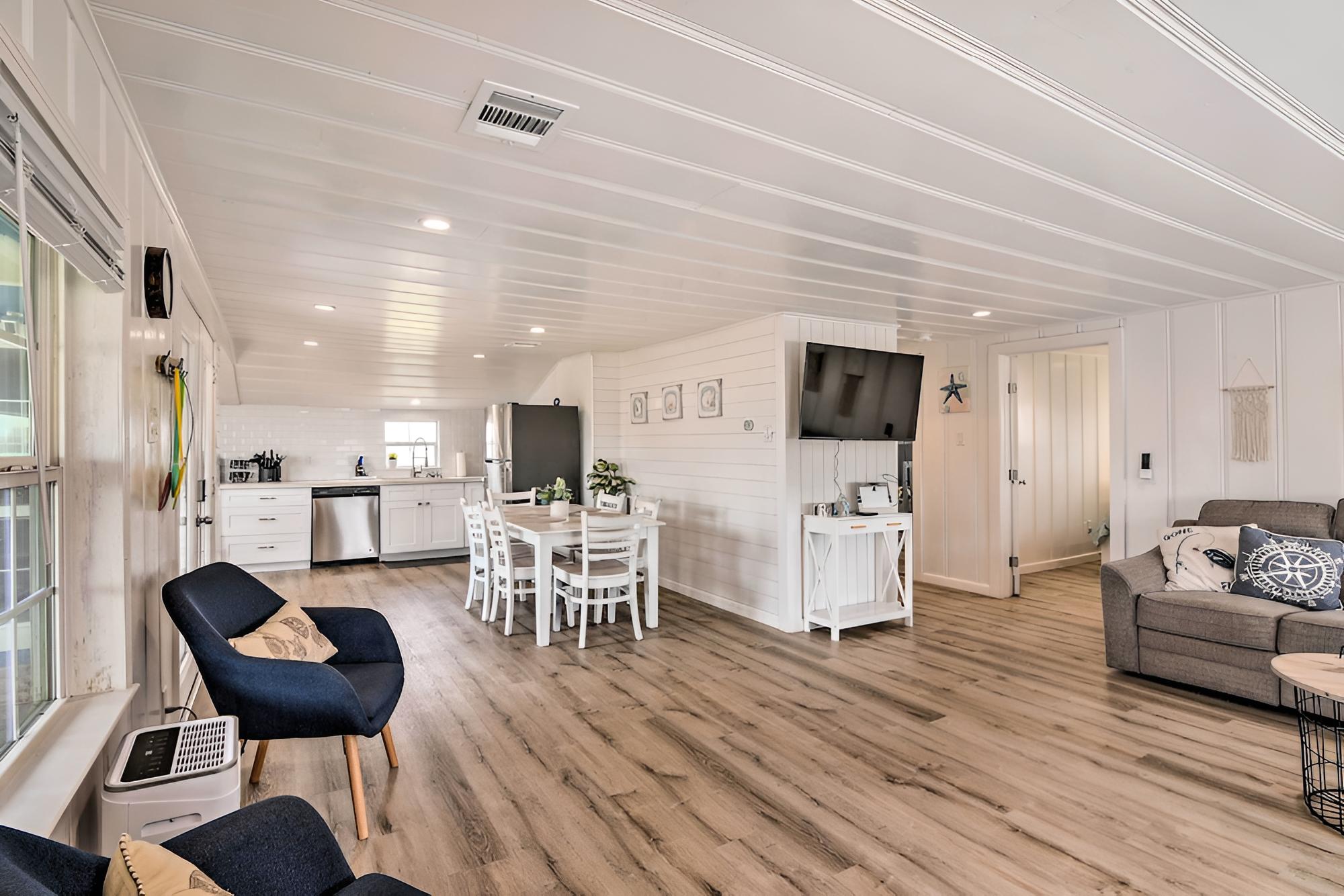 Bright & Airy Freeport Home - Walk to Beach! view 4
