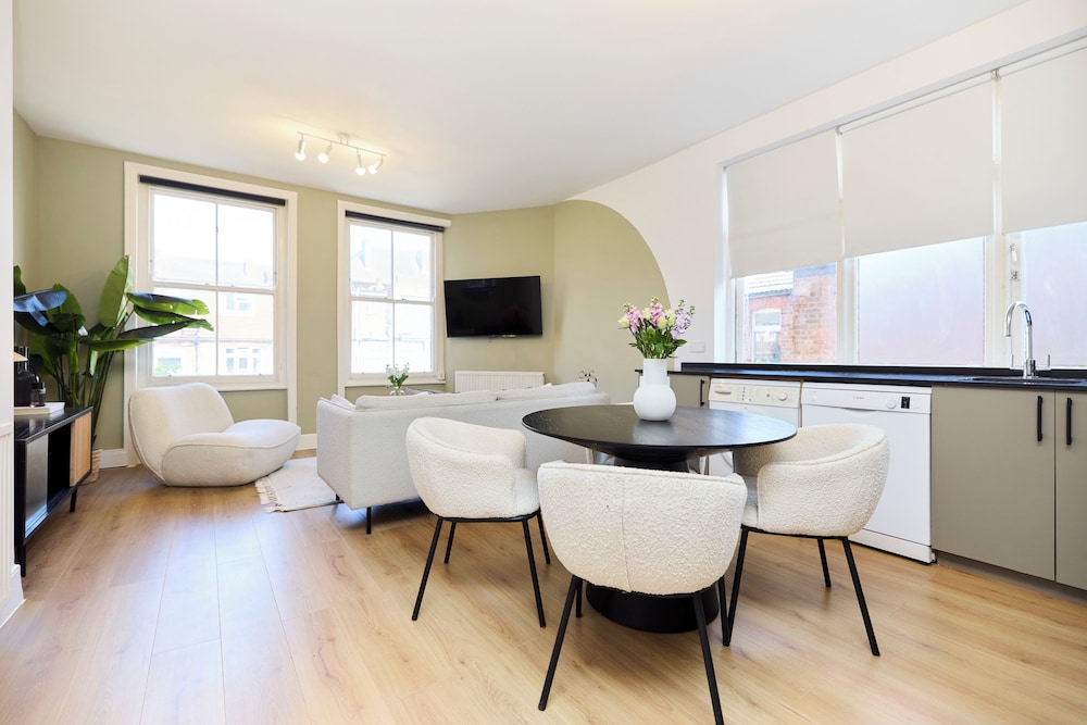 Classic Edwardian Flat near Emirates