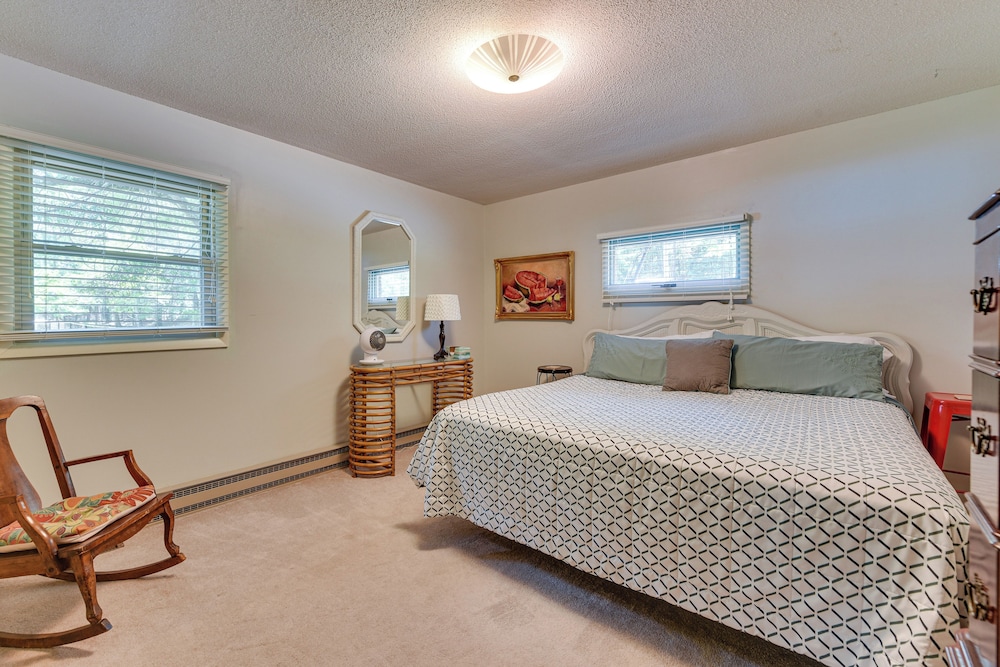 On Lake Tillery: Spacious Home w/ Screened Porch!