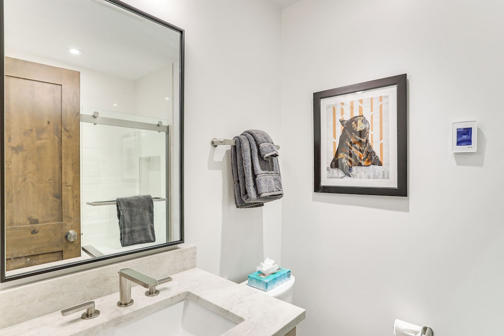 Sauna & Ski Shuttle Access: Mtn-view Condo in Avon