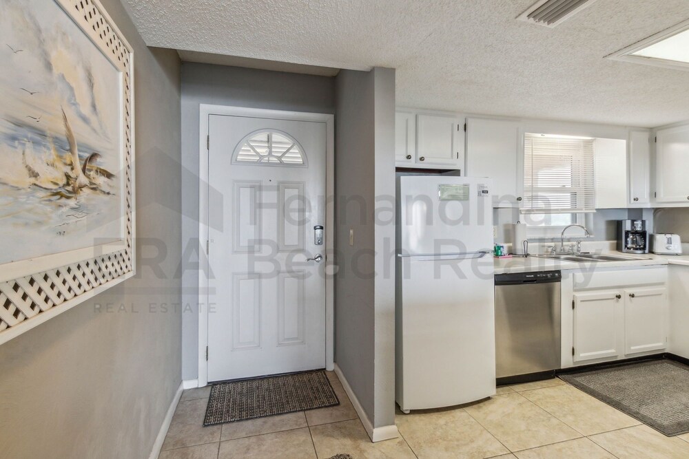 Ocean View Condo, Easy Acces to the Pool and Private Walkway to the Beach by RedAwning