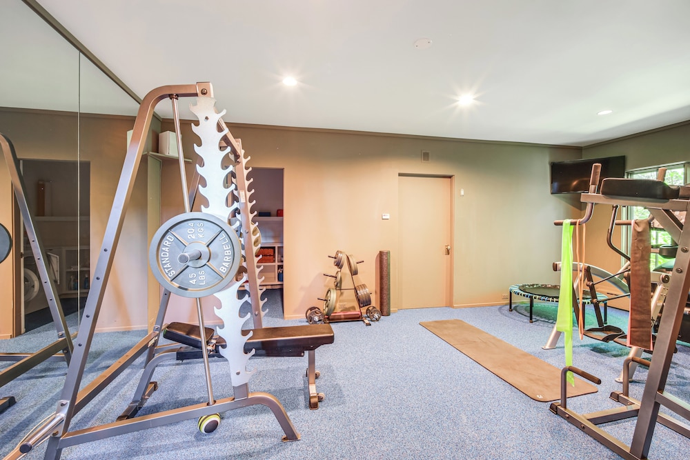 Group-friendly Newbury Stunner: Home Gym, Hot Tub!