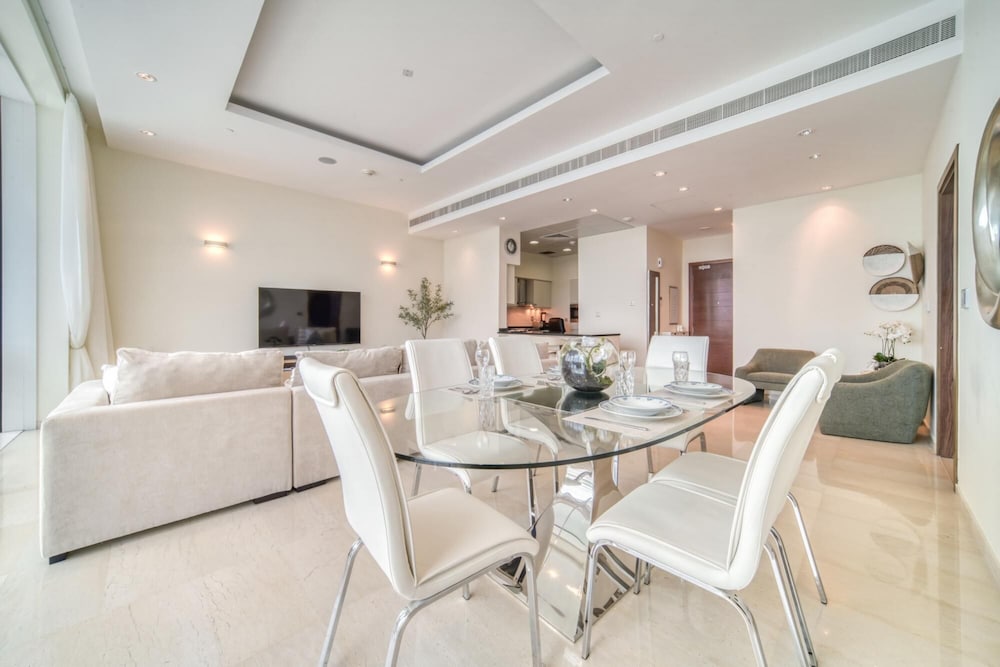 Lush Sea View Living w Private Beach at the Palm
