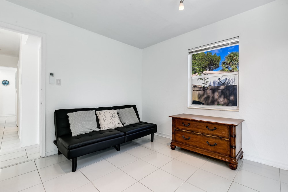 Bungalow With Large Backyard 5 min From Beach