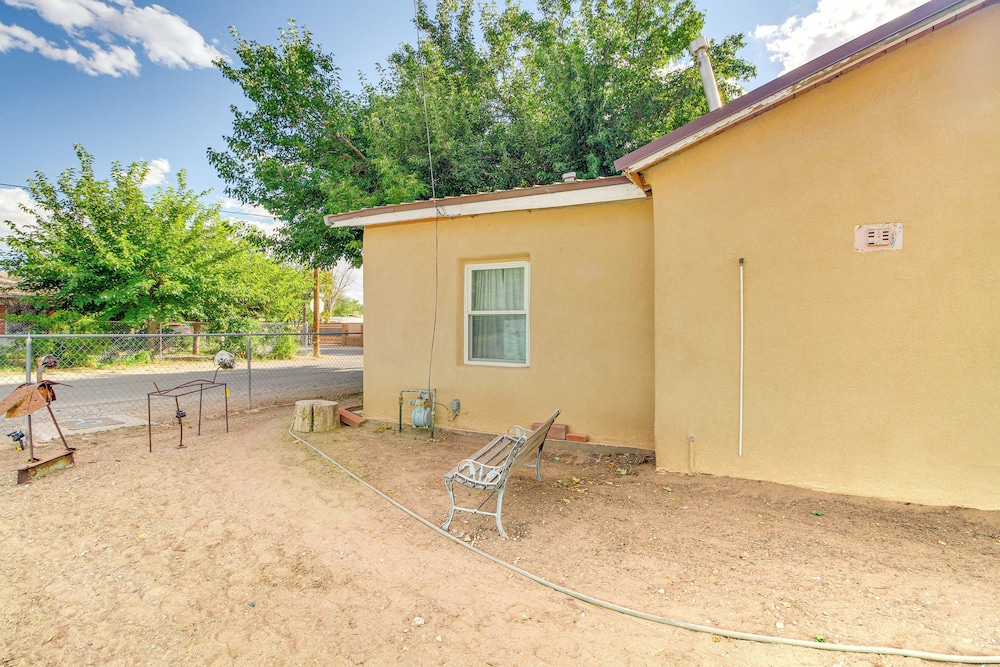 3 Mi to Old Town, Fenced Yard: ABQ Abode!
