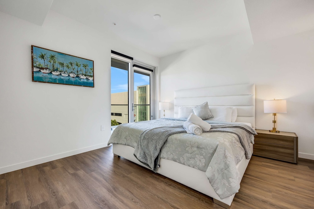 Luxury 3BR Hollywood Sign View by Oneluxstay