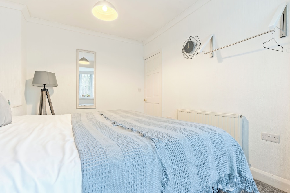 Spacious 3-bed House in Birmingham view 3