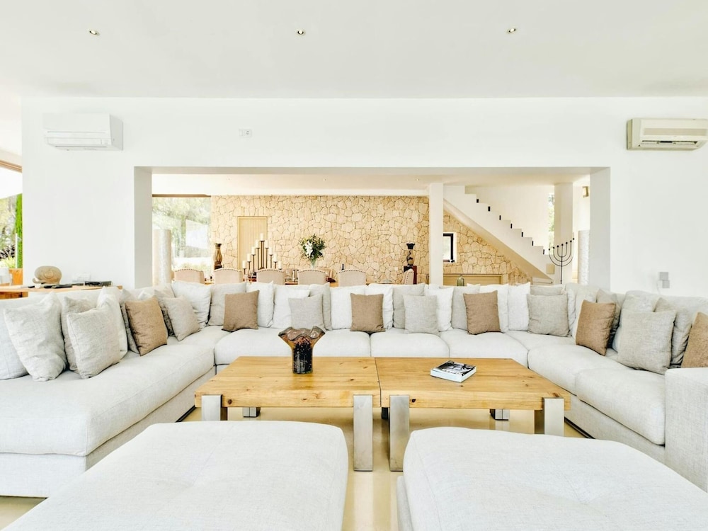 Holiday Home With Stunning Infinity Pool