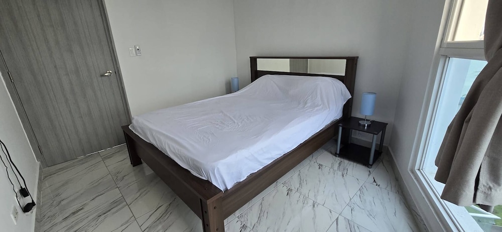 Oceanfront Designer Apartment PH The Sands, Next to Hilton