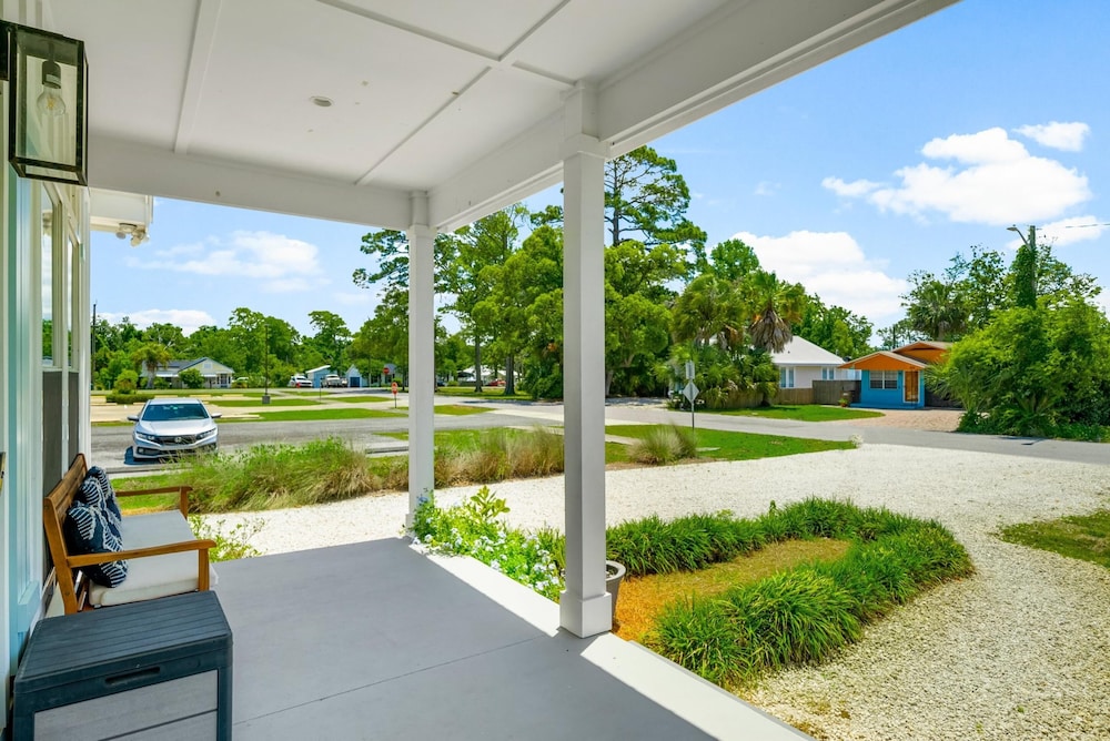 Beach House - 6th Street Retreat by PHG