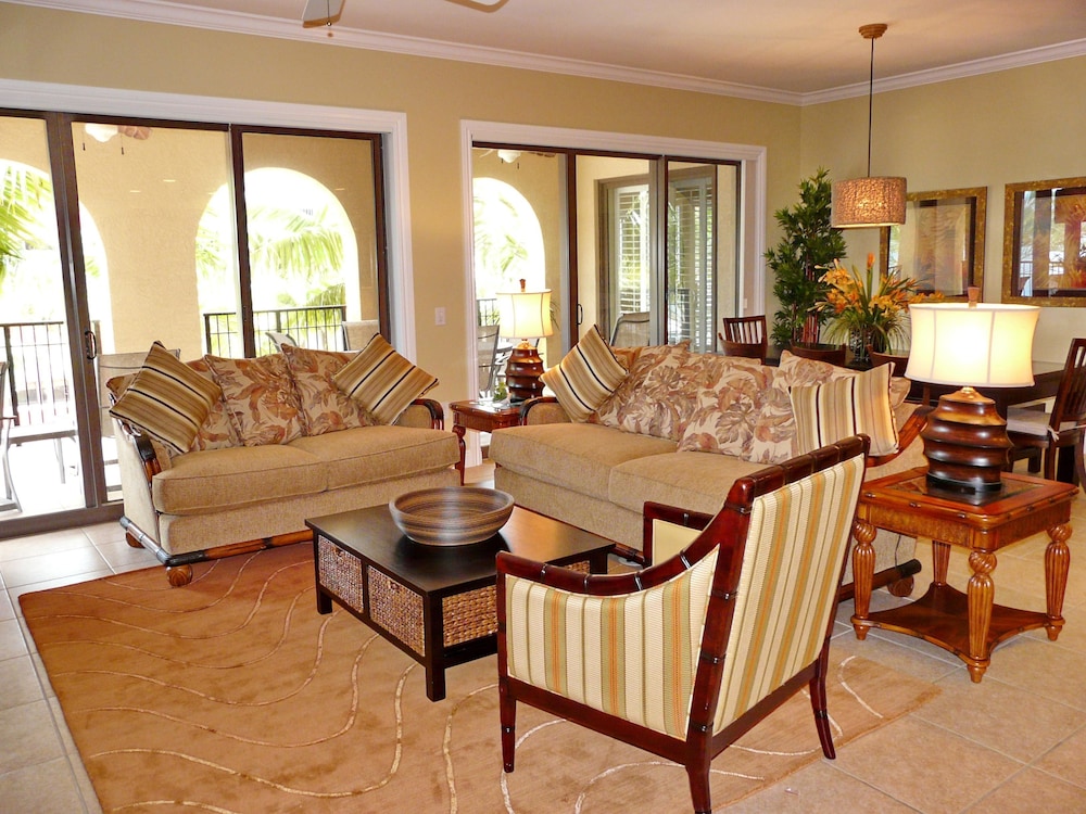 Luxurious Esplanade Condo Overlooking bay