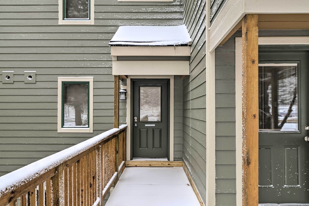 Slopeside Snowshoe Condo - Walk to Ski Lifts! view 2