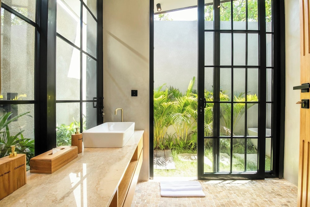 Stylish 5BR Boho Hideaway, 5 Minutes Bingin Beach