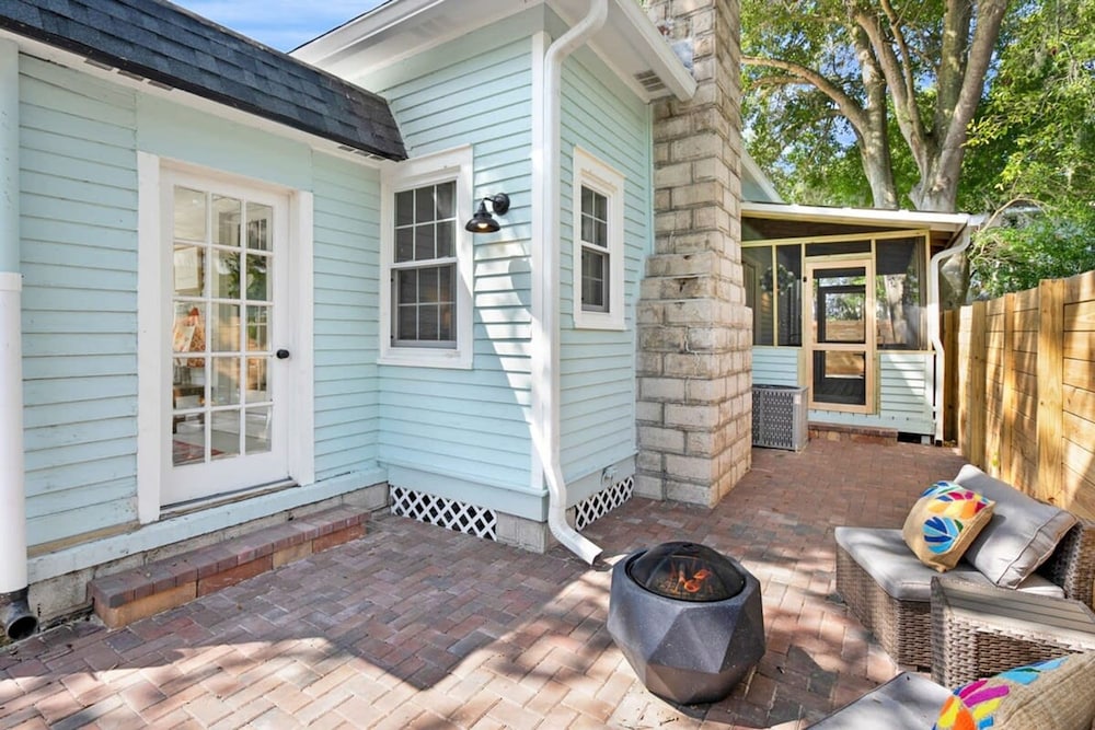 Newly Renovated Whimsical Cottage 2 Beds Hot Tub