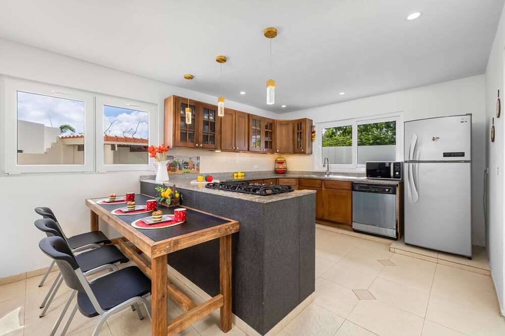 Spacious Renovated House Prvt Pool 5 min to Bch