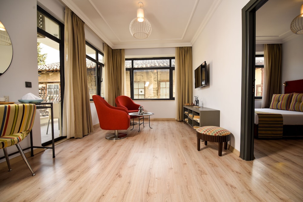 Bright Flat with Cute Balcony- PETUNYA