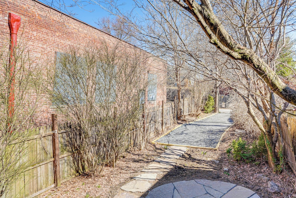 Walk to Dtwn Hudson: Cozy Upstate Apartment