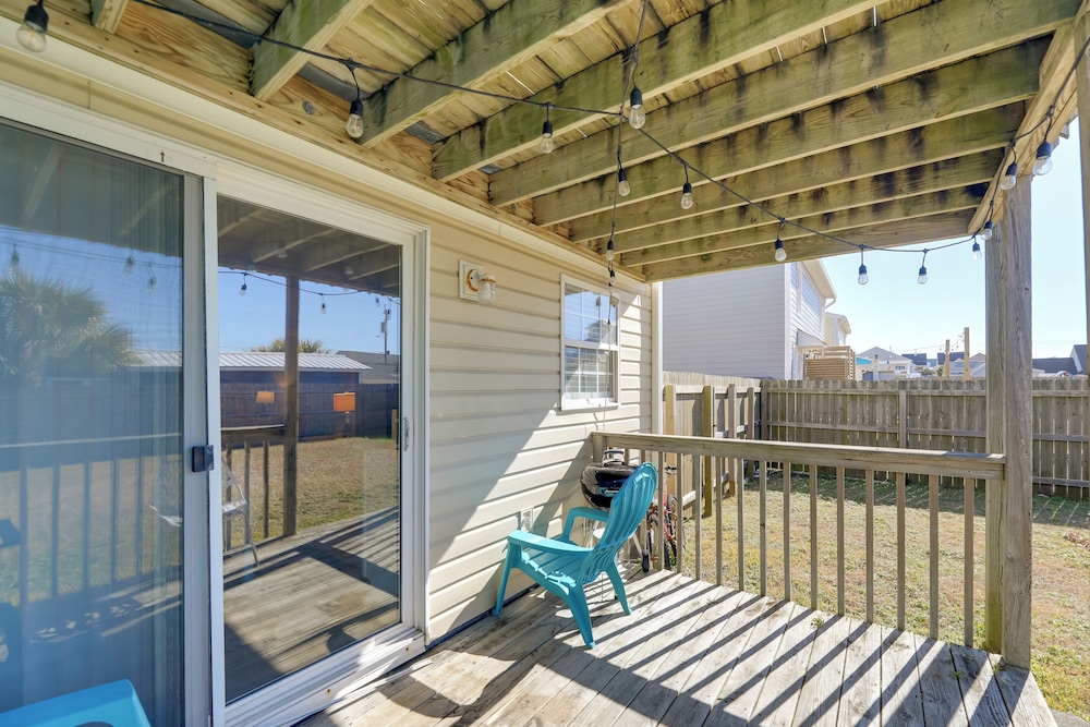 1/2 Mi to Atlantic Beach: Townhome w/ Balcony!