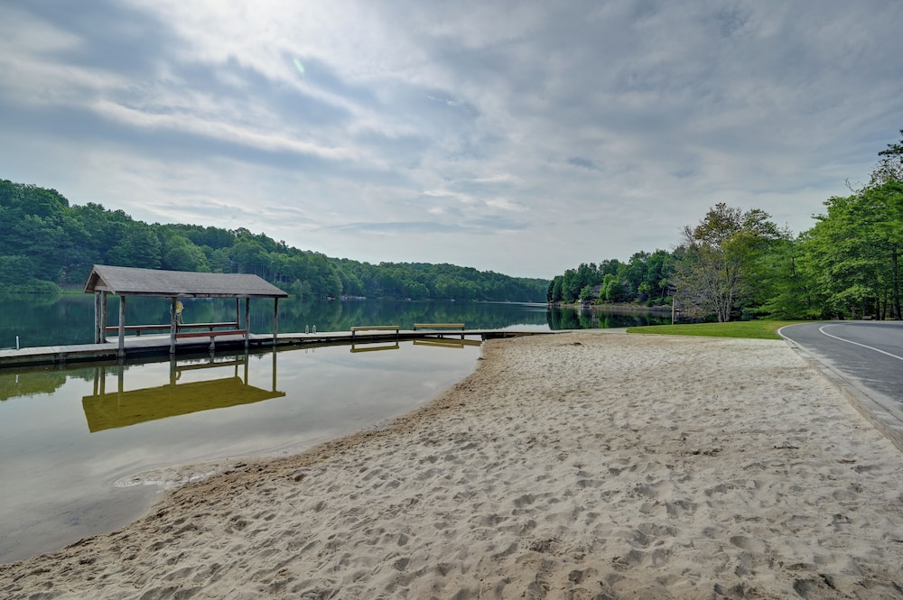 Festive Lakefront Escape: Blue Ridge Holiday Home