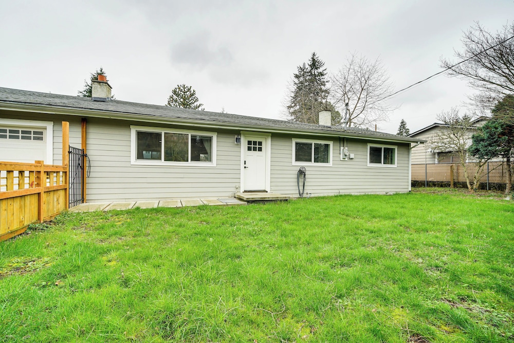 14 Mi to Dtwn Seattle: Sleek Home w/ Large Yard