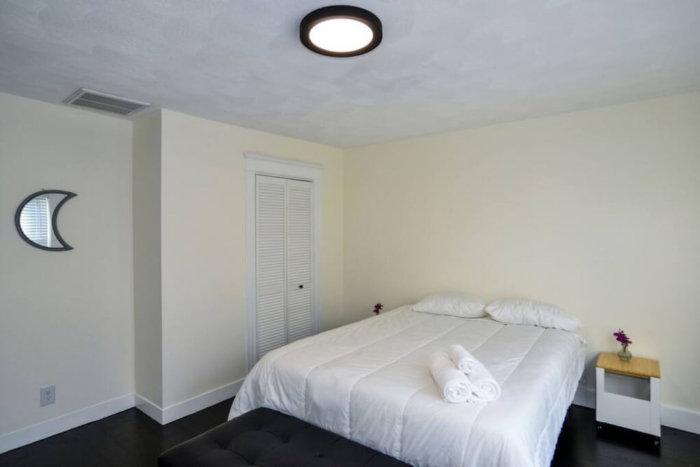Modern Three Bedroom Condo - Near Boston