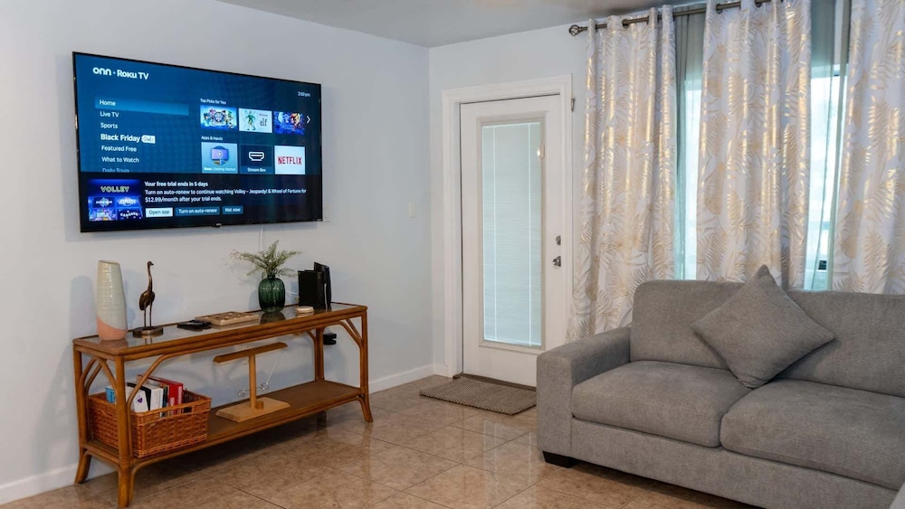 Sleeps 10 Direct Beach Heated Pool 3 Bedroom Apts