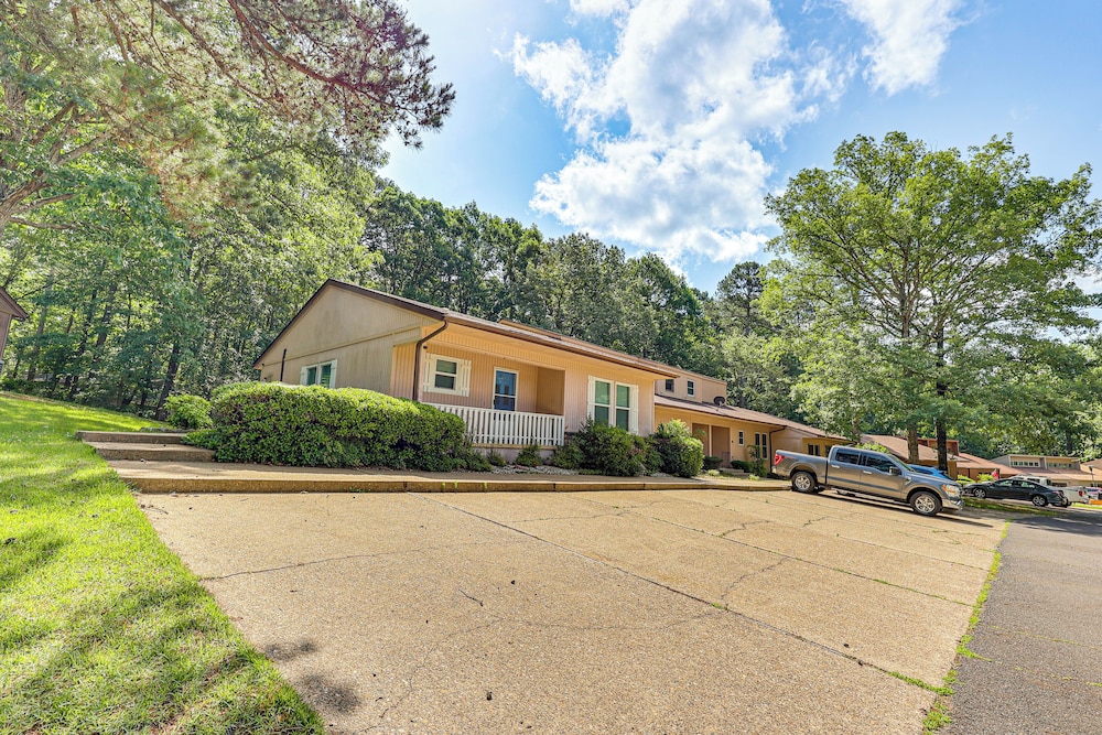 Family-friendly Hot Springs Retreat, 3 Mi to Lake! view 2
