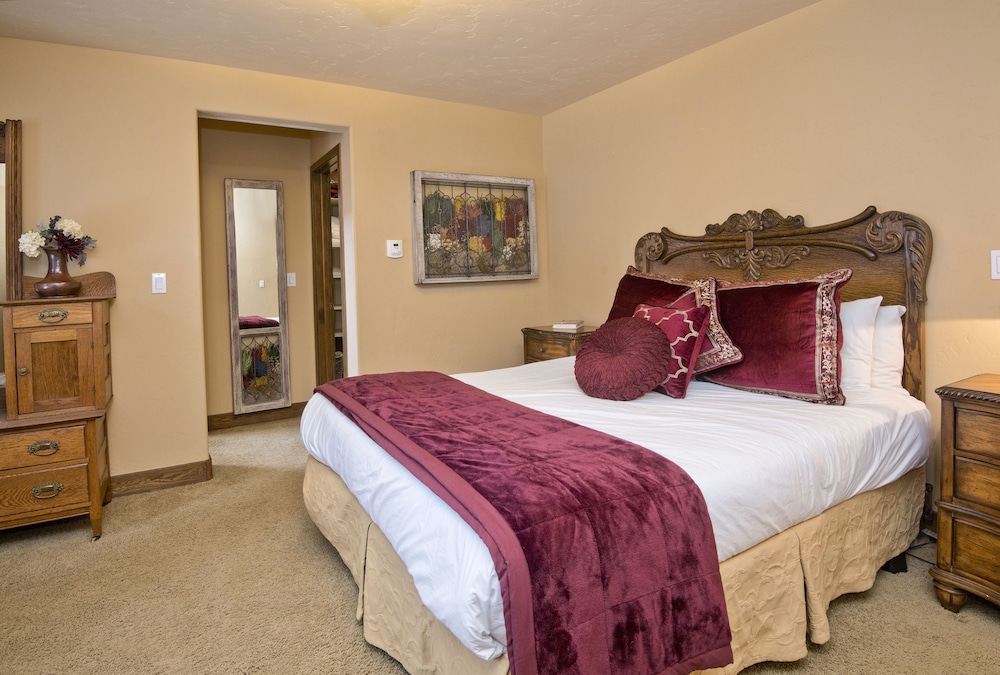 Alpine Creek #6 4 Bedroom Home by RedAwning