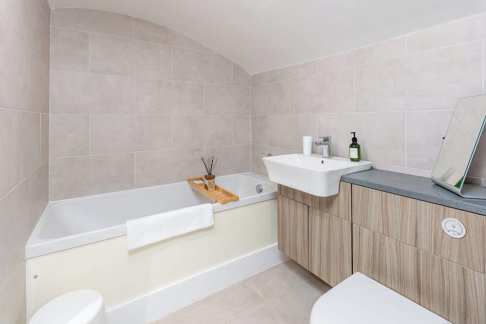 Elegant Townhouse&Basement in Leamington