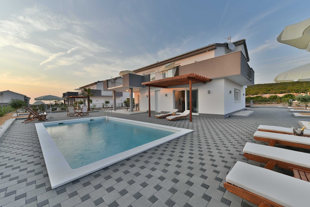 Luxury Escape With Swimming Pool & Modern Design