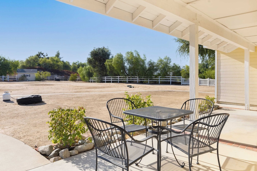 Wine Country Retreat Gorgeous Views, Minutes to Wineries
