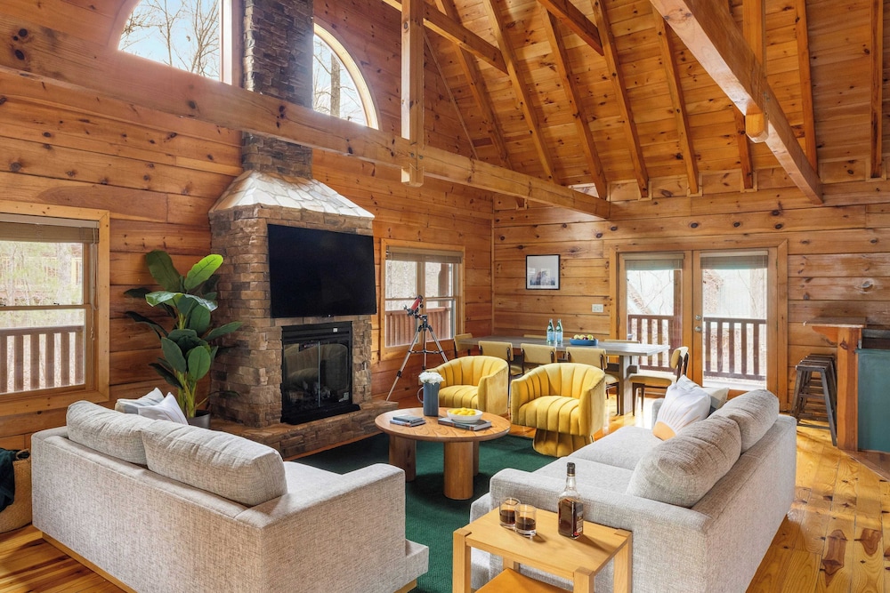 Yesteryear by Avantstay Hot Tub, 360 Deck Views and Game Room Easy Access