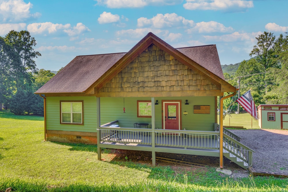 Hiawassee Cabin Near Lake Chatuge + AT Trailheads