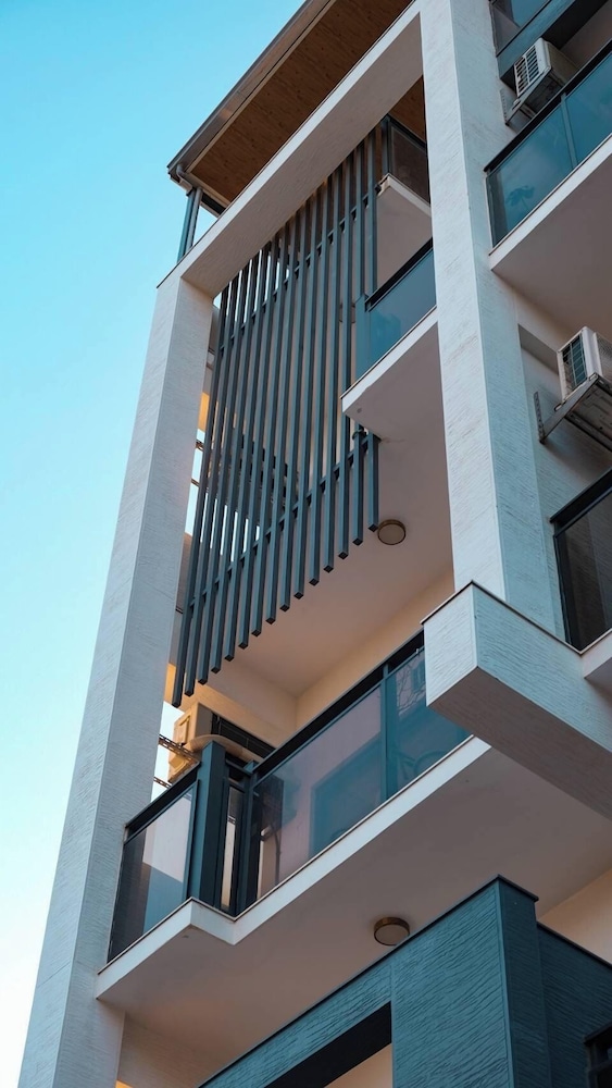 Moker House