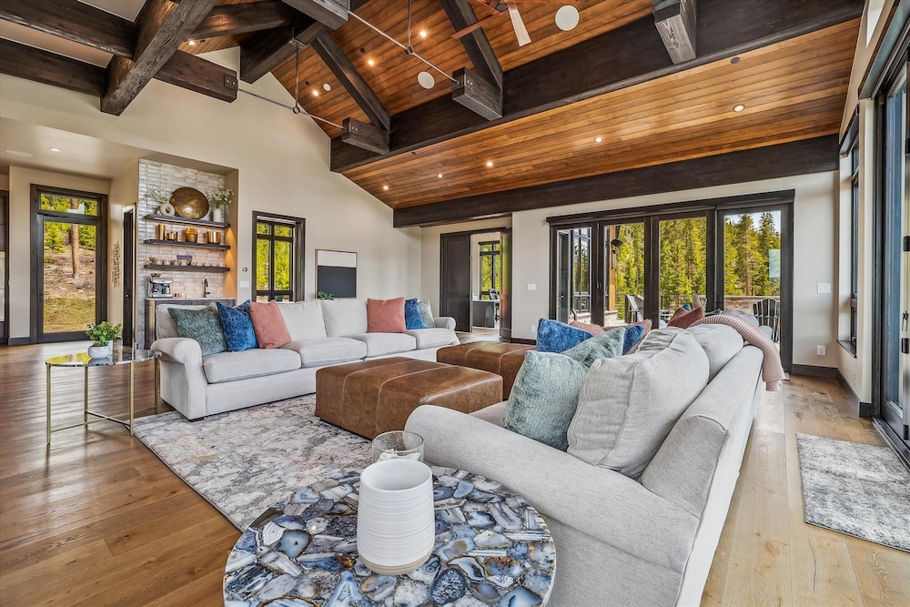 The Crowne Summit 6 Bedroom Home