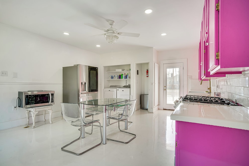 2 Mi to Gator Chateau: Vibrant Home w/ Balcony