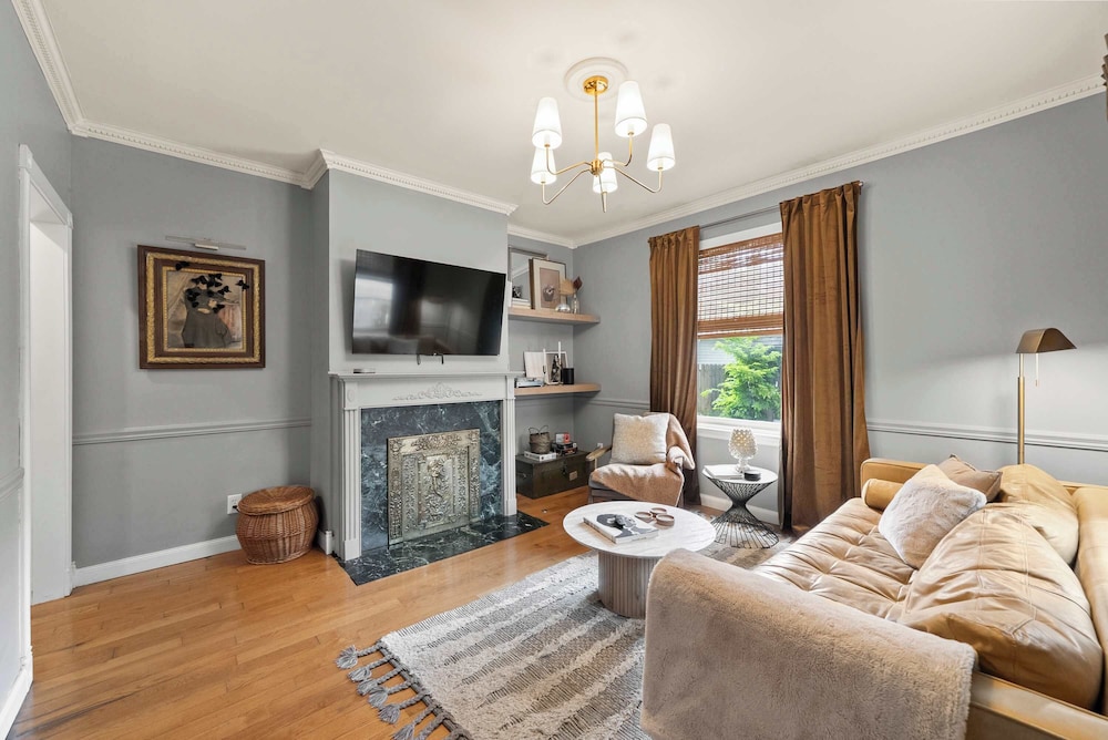 The Gustavus House - For 4! - Image 1