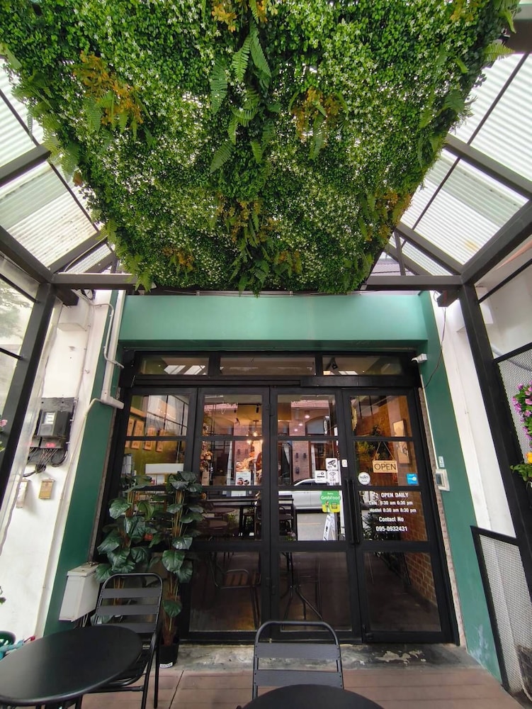 Nimman Nest Hostel & Cafe
