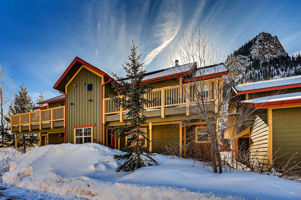 Streamside Lane Condos by CRMR view 3