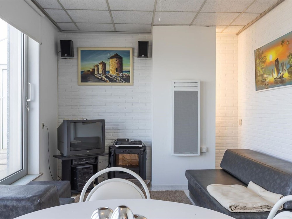 Apartment on Zeedijk With Sea Views