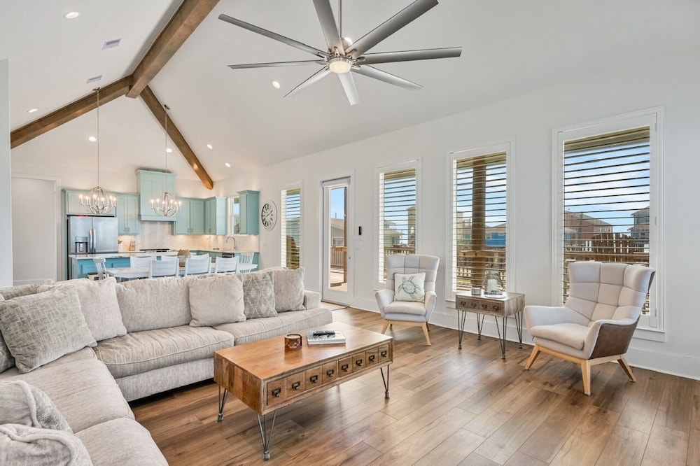 Tidewater 4 Bedroom Home by RedAwning