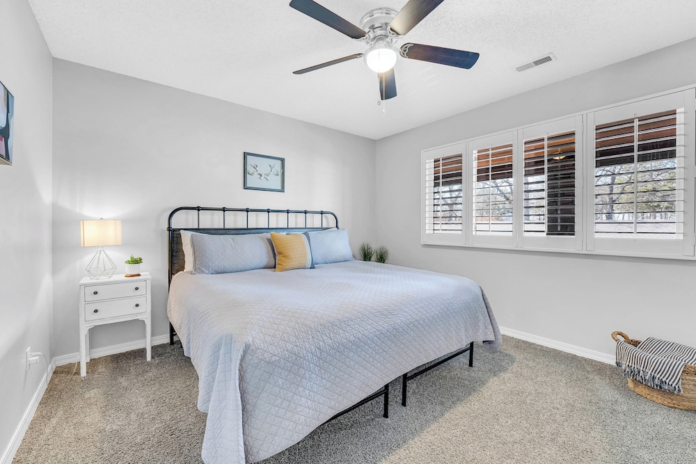 Bright Stylish Condo w/ Balcony