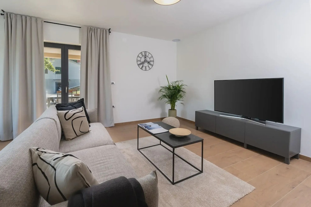 Photinia in Labin With 3 Bedrooms and 1 Bathrooms