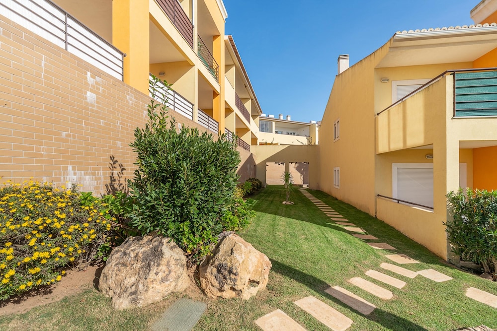 Bright and Modern 2 Bed Apartment Vale de Parra by Ideal Homes view 5